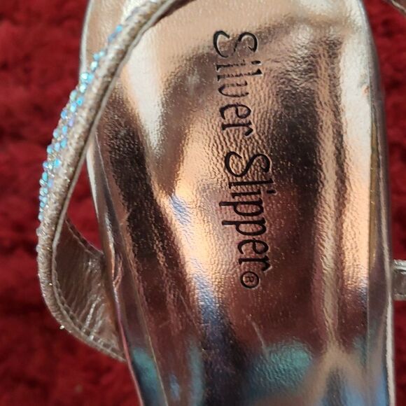 STUNNING Silver Slipper Goldtone Rhinestone 4" Heels - Picture 3 of 6